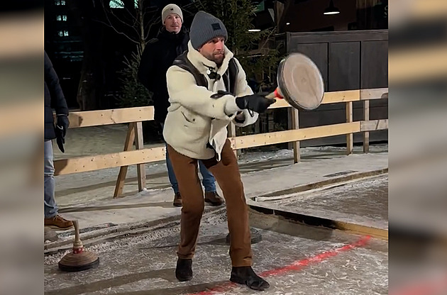 Bývalá hvězda Bayernu si v Mnichově krátí zimní pauzu ledními kuželkami