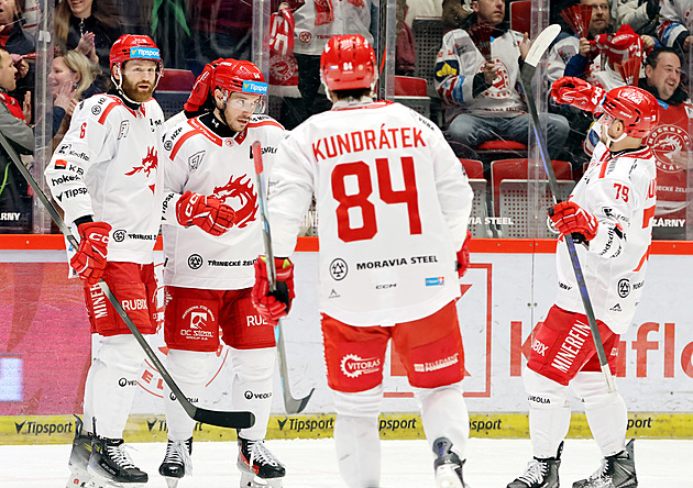 Třinec i přes závěrečný tlak porazil Karlovy Vary a posunul se na druhé místo extraligy