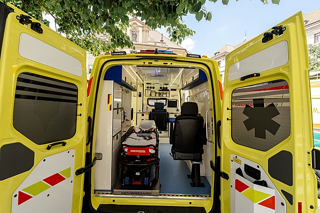 Muž zatápěl v krbu etanolem, plameny mu vážně popálily celé tělo včetně obličeje