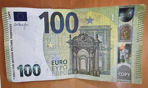 Falešná eura hrála v hudebním klipu, po natáčení s nimi muž vyrazil nakupovat