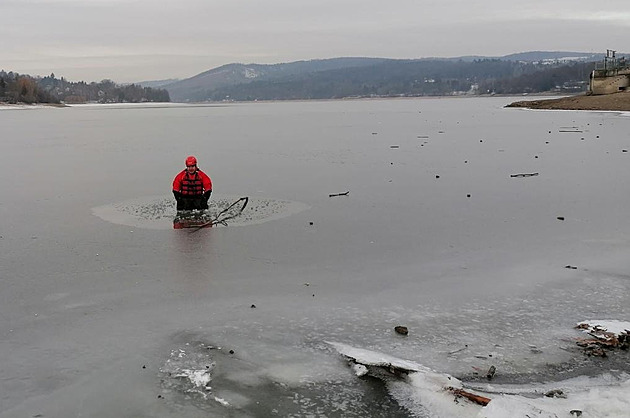 V ledu Brněnské přehrady našli strážníci nebezpečné otvory, varují před vstupem