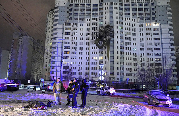 Rusové zaútočili drony na Kyjev. Zasáhli několik bytových domů, čtyři lidé zemřeli