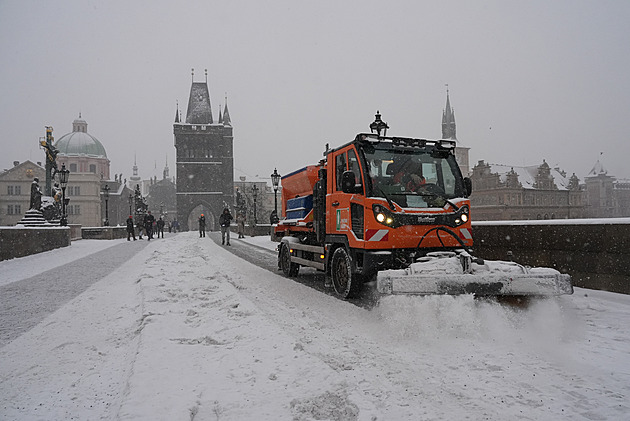 V Česku intenzivně sněží. Komplikace v dopravě, dálnice kvůli nehodám stojí