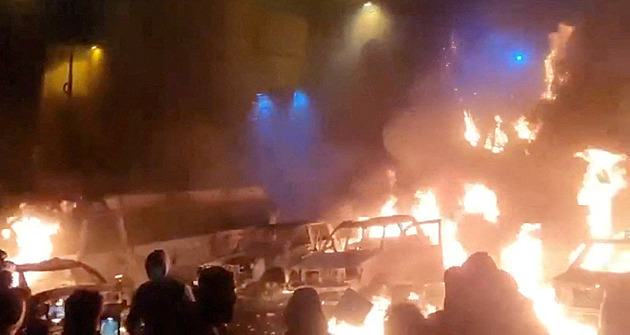 Smrt diktátorovi! Demonstrace v Íránu gradují, stát vypnul internet a viní USA