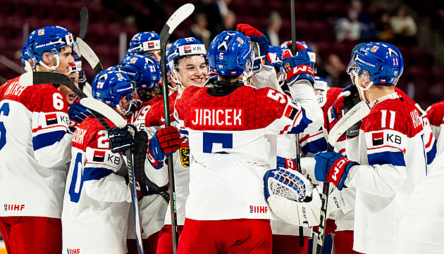 Stříbrní junioři se konečně vrací. Hokejisty i s Augustou vítají na pražském letišti