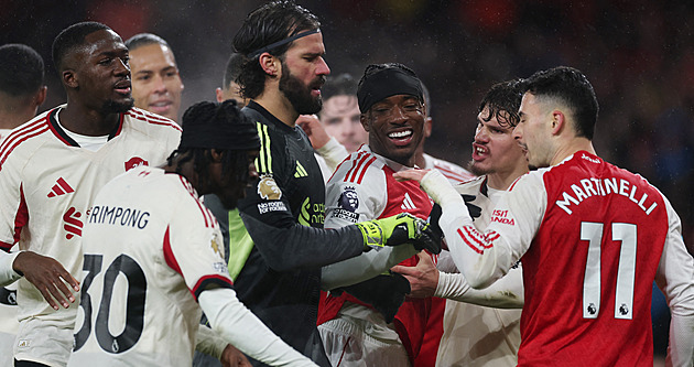 Martinelli strčil do zraněného hráče. Myslel si, že zdržuje. Jsi idiot, kritizují ho