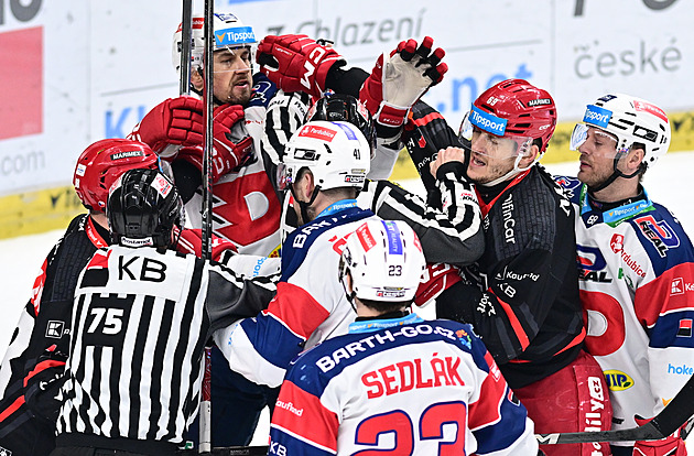 ONLINE: Hradec vede v derby s Dynamem, vyhrává i Brno. Trápí se naopak Vítkovice