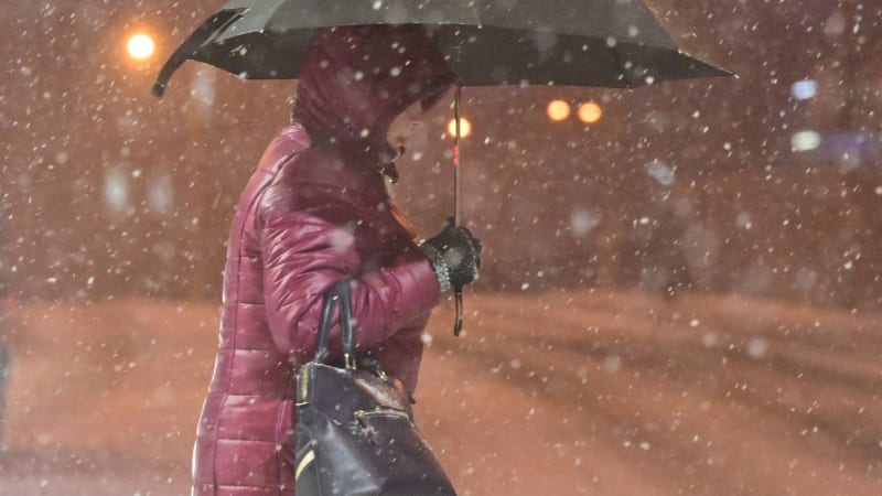 Do Česka proniká mrazivý arktický vzduch: Teploty se přiblíží k -20 °C, hrozí sněhové jazyky