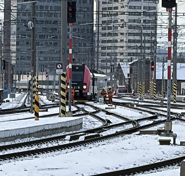 Na brněnském hlavním nádraží vykolejil vlak, provoz byl přerušený