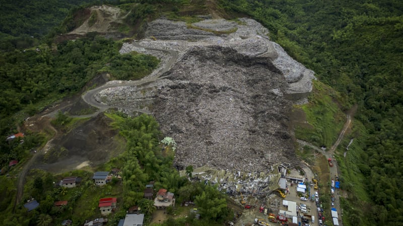 Hromada odpadků ve Filipínách pohřbila desítky lidí. Hlášeni jsou mrtví, další se pohřešují