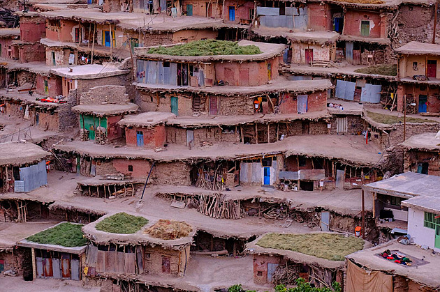 Vaše střecha je moje cesta. Neuvěřitelná vesnice popírá pravidla statiky