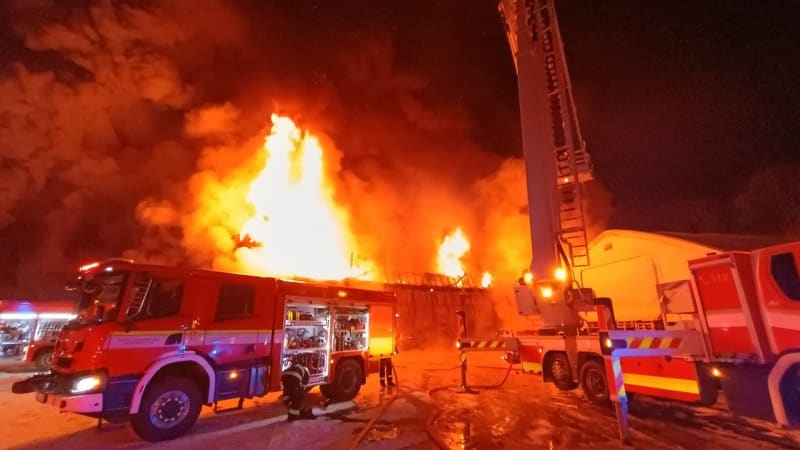 Halu u Českých Budějovic pohltil oheň: Hasiči mají těžké podmínky, platí třetí stupeň poplachu