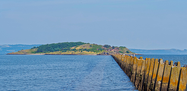 Brit zkoušel doplout na ostrov na matraci, záchranáři ho z vody vytáhli promrzlého