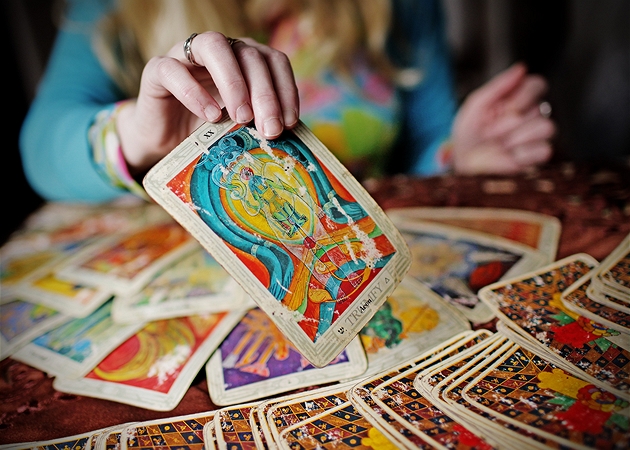 Rok 2026 jako střet světla a tmy, dobra a světla. Co říkají karty?