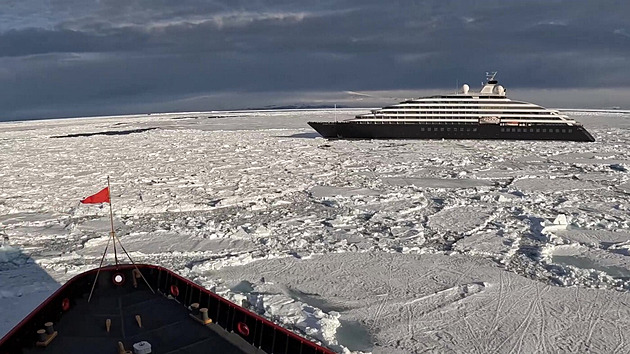 Lidé stáli na palubě a srkali šampaňské. Luxusní lodi v Antarktidě pomáhal ledoborec