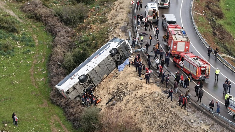 Neštěstí v oblíbené destinaci. Při nehodě autobusu v Antalyi zemřelo osm lidí, 26 se zranilo