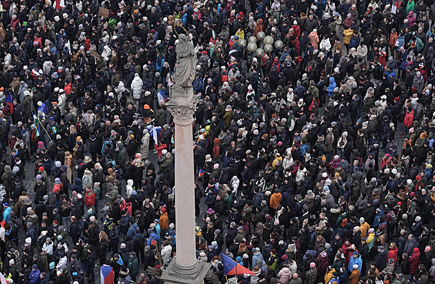 Vlajky, nápisy i sběrači podpisů. V Praze se scházejí tisíce lidí na akci za Pavla