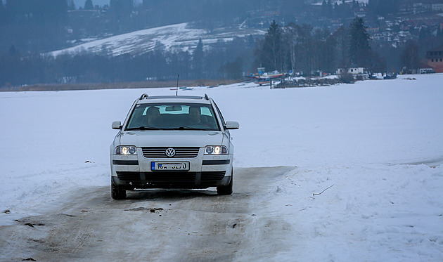 VIDEO: Odvážní řidiči jezdí přes zamrzlé Lipno. Driftaři riskují, že led popraská