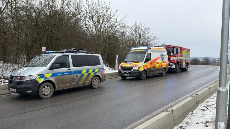 Smrtelný pád v lomu na Berounsku: K tělu muže slaňovali hasiči z vrtulníku do korun stromů