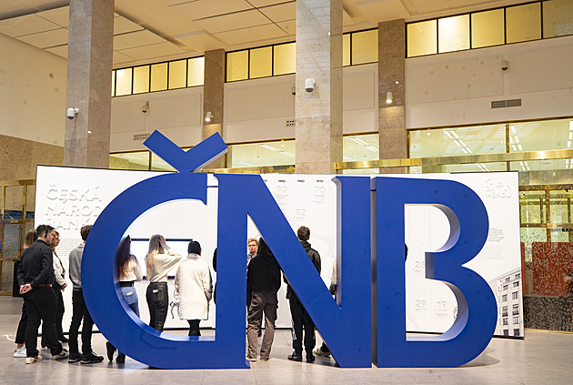 Centrální banka drží sazby stabilní. Její postoj nezměnila ani nižší inflace