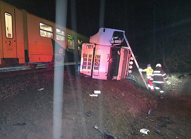 Trať po srážce vlaku s náklaďákem v Železnici stojí, policie vyšetřuje nedbalost