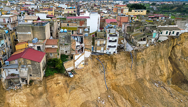 Hněv a zoufalství. Sicilské město dál požírá obří propast, lidé viní úřady