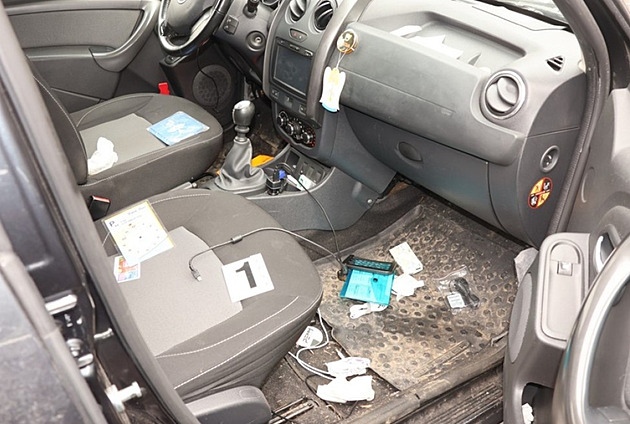 Popis svědkyně na zloděje perfektně seděl. Před policisty se skrýval za keřem