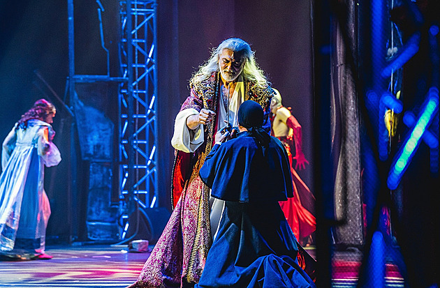 RECENZE: Démonický a loučící se Hůlka jako Dracula lačnil po krvi v O2 areně