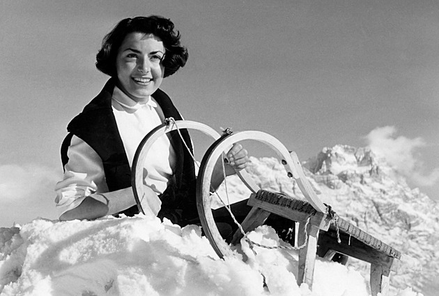 Svah jako přehlídkové molo. Jak šel čas s módou v olympijské Cortině d’Ampezzo