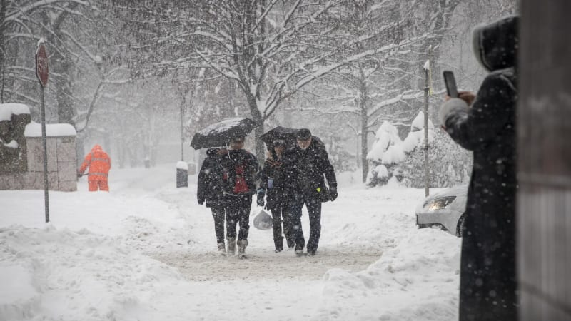 VÝSTRAHA: Do Česka míří vánice, meteorologové varují před sněhem. Kde ho napadne nejvíc?