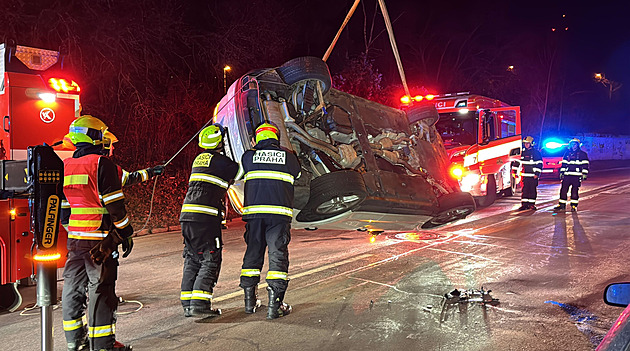 Hasiči zasahovali u autonehody v Praze 5. Řidiče museli vyprostit