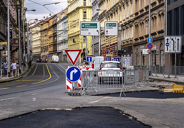 Uzavírky pro auta se vracejí na Plzeňskou ulici, rozkopaná bude i Kbelská