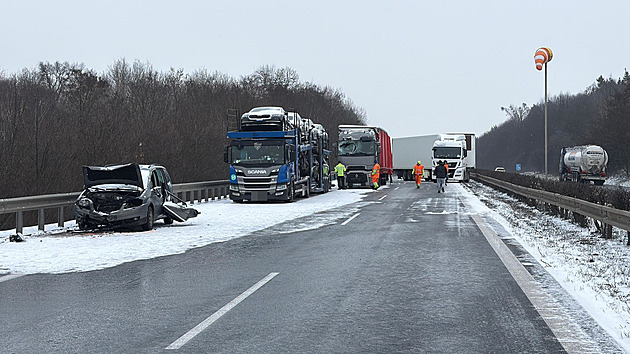Hromadná nehoda uzavřela úsek dálnice D8 u Prahy. Místo je opět průjezdné