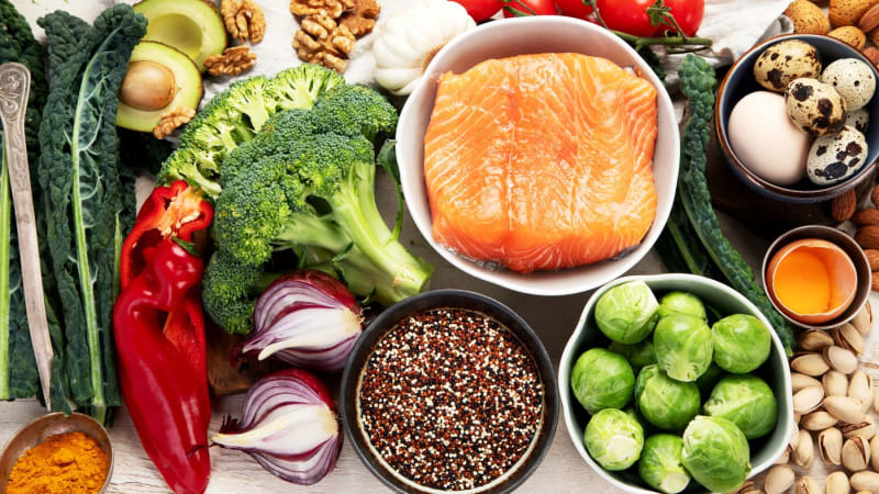 Čtyři kroky, jak stravou „vyhladovět“ rakovinu: Onkolog prozradil, co sám jí a čemu se vyhýbá