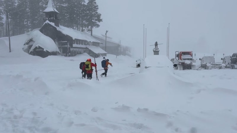 Laviny nejen v Evropě sužují horská střediska. Záběry ukazují hrozivý sesuv sněhu v Itálii
