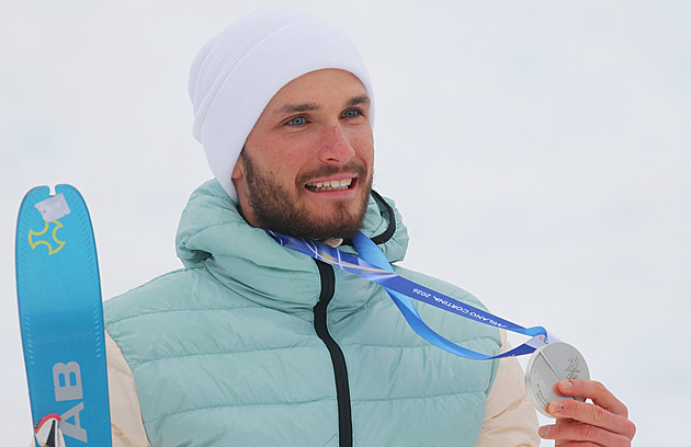 Náš Gagarin, velebí Rusové medailistu. Ten hlásí: Všichni vědí, z jaké země jsem