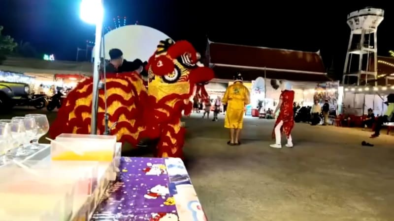 Na zloděje skočil lev. Thajští policisté v převleku muže dokonale překvapili, ukazuje video