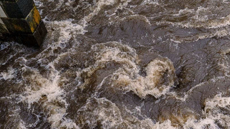 Rozšířená VÝSTRAHA: Mandava překročila první povodňový stupeň. V noci hrozí další nebezpečí