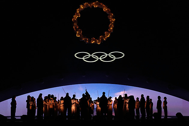 Oheň zhasl. Vlajku nesli Sáblíková a Jílek, po Itálii převzala štafetu Francie