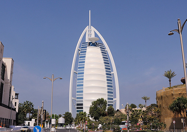 Íránský útok zasáhl symbol Burdž Al-Arab. Trump hrozí „odvetou, jakou jste nezažili“