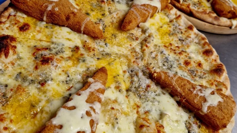 Pizza se smažákem boří sítě: Za to nám Itálie vyhlásí válku. Chybí jen broskev, baví se Češi