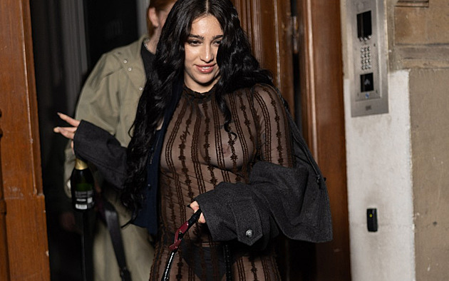 Madonnina dcera Lourdes zaujala v Paříži v průhledných šatech bez podprsenky