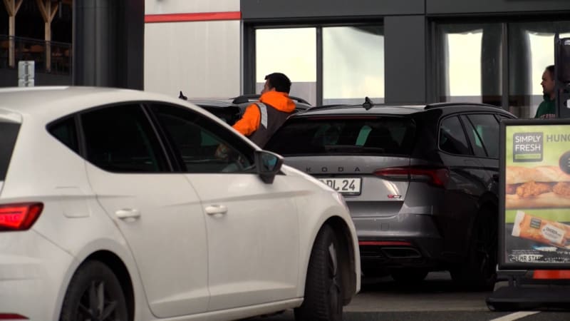 České benzinky vzali útokem Němci. Je to tu mnohem levnější, pochvalují si