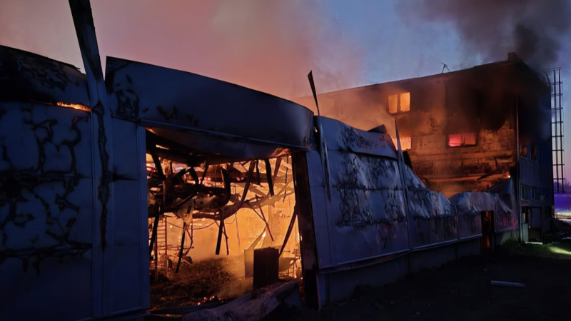 Žhářský útok v Pardubicích: Policie zadržela tři podezřelé, obvinila je z terorismu