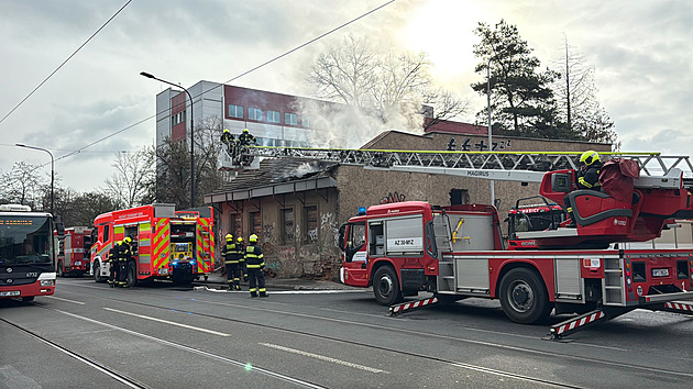 Požár střechy opuštěné budovy v Michli. Hasiči už mají oheň pod kontrolou