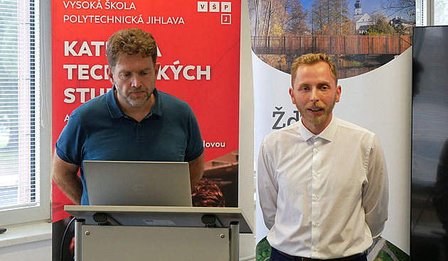 Bez učitelů a teorie. V IT NeŠkole studenti pracují na projektech firem