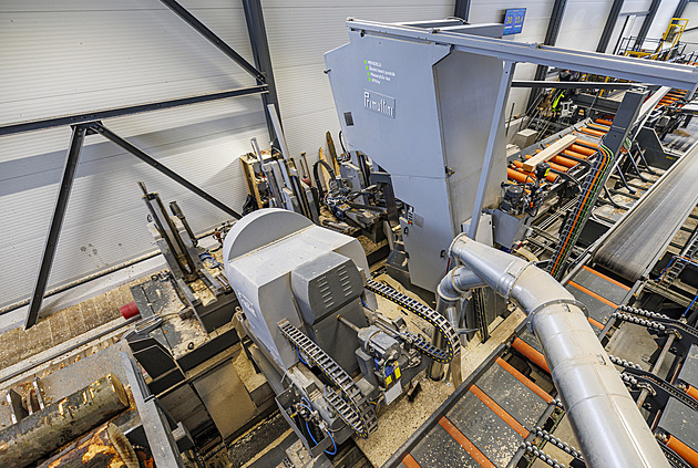 Pilu ovládá z velínu joystickem. Podívali jsme se do nejmodernějšího provozu v zemi