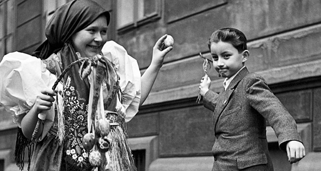 Mrskačka, malérečky i slivovice. Jak jsme koledovali v Československu