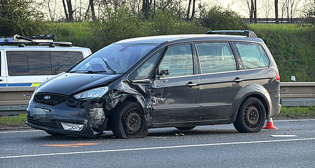 Srážka dvou aut a kamionu u Zdib. Jeden řidič utekl, policie po něm pátrá