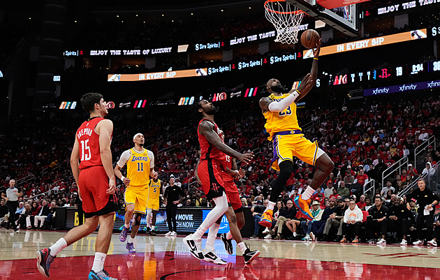 Lakers jsou čtvrtfinále. Detroit po skvělém obratu vyrovnal, uspělo i Toronto